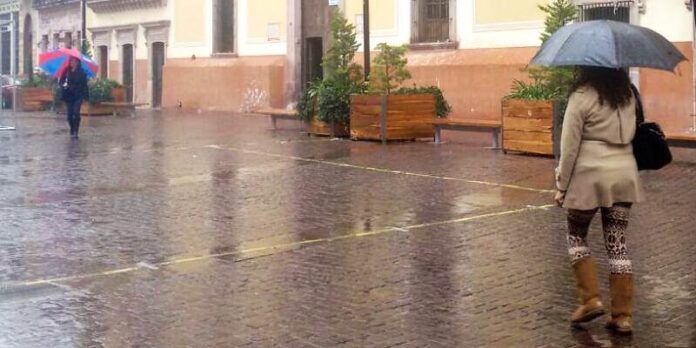 Transeúntes bajo la lluvia en Centro Histórico Transeúntes bajo la lluvia en Centro Histórico