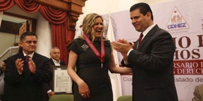Rebecca de Alba recibió el premio en 2014. Rebecca de Alba recibió el premio en 2014.