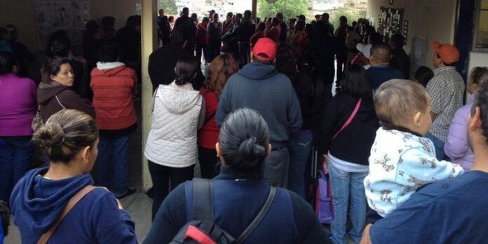 Trabajadores y usuarios salieron de las oficinas Trabajadores y usuarios salieron de las oficinas