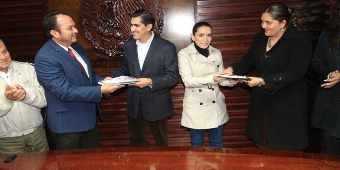 Carlos Peña hizo entrega del documento. Carlos Peña hizo entrega del documento.