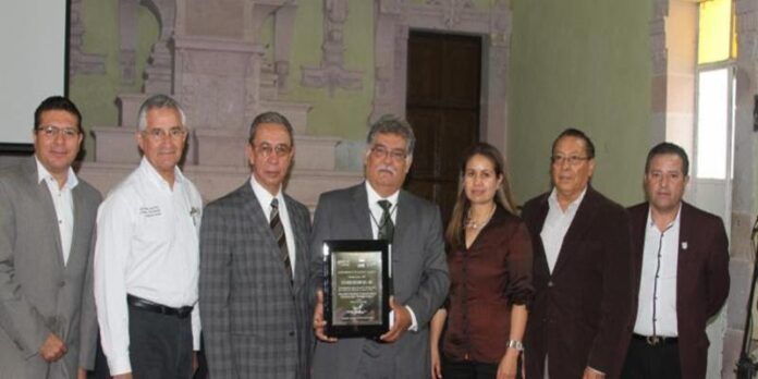 Autoridades recibieron el reconocimiento. Autoridades recibieron el reconocimiento.
