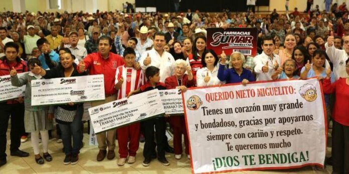 Miguel Alonso con beneficiarios Miguel Alonso con beneficiarios
