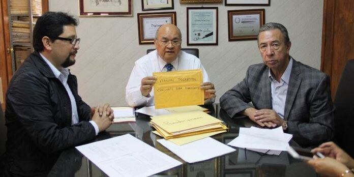 El sobre fue abierto ante notario público El sobre fue abierto ante notario público