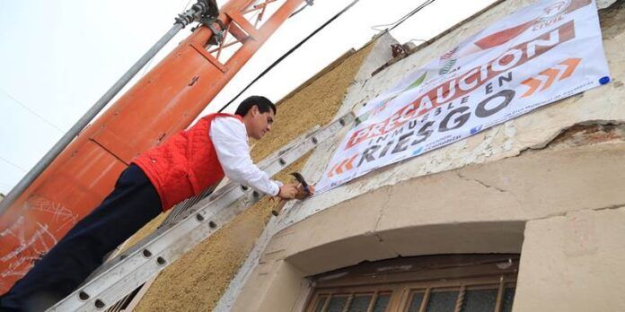 El alcalde colocó la primera lona