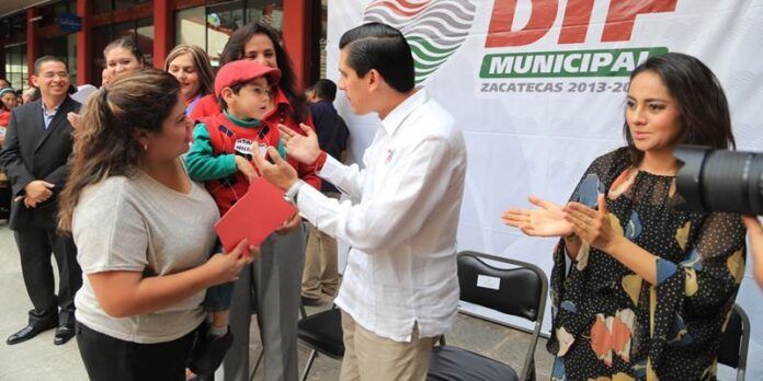 Carlos Peña entregó los apoyos Carlos Peña entregó los apoyos