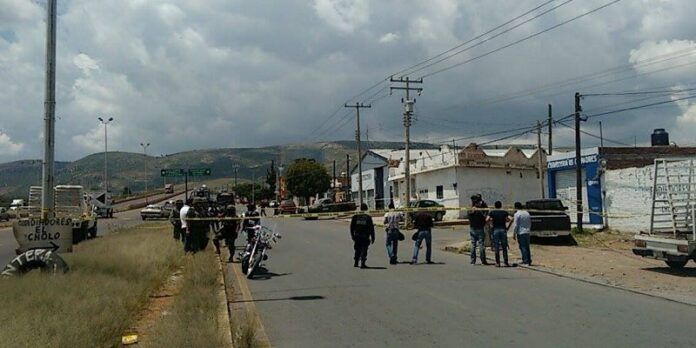 Policías y militares resguardan el área Policías y militares resguardan el área