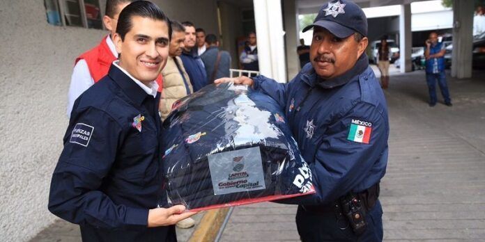 Carlos Peña entregó uniformes