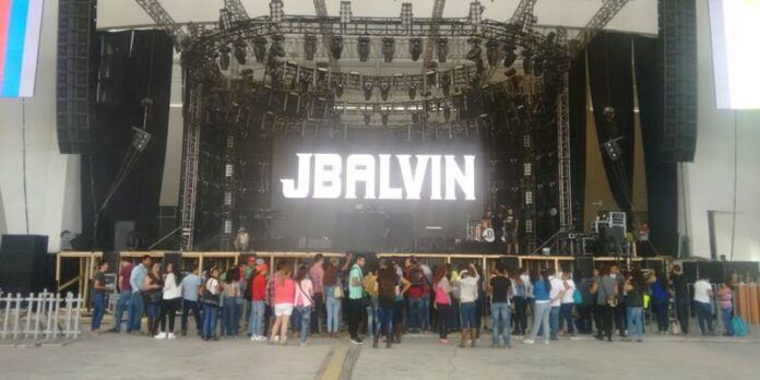 Fans ya esperan a J. Balvin Fans ya esperan a J. Balvin