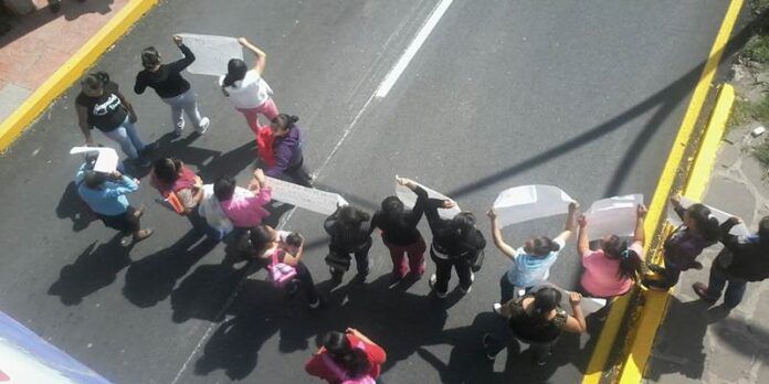 Padres de familia bloquearon el bulevar Padres de familia bloquearon el bulevar