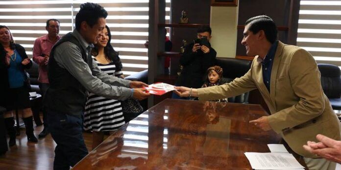 Carlos Peña fue invitado por el joven bombero Carlos Peña fue invitado por el joven bombero