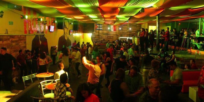 Disfruta un excelente ambiente Disfruta un excelente ambiente