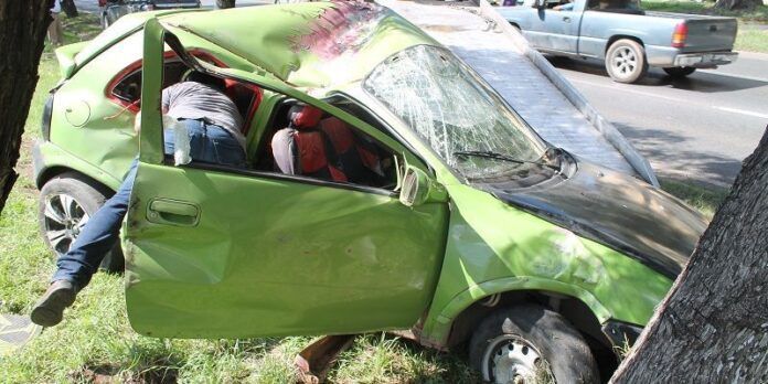 Sobre el camellón terminó el auto Sobre el camellón terminó el auto