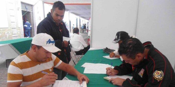 Interesados llenan solicitudes Interesados llenan solicitudes