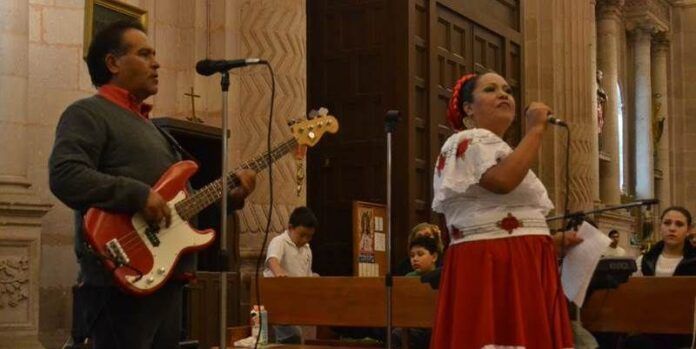 Cantan a la patrona de la ciudad Cantan a la patrona de la ciudad