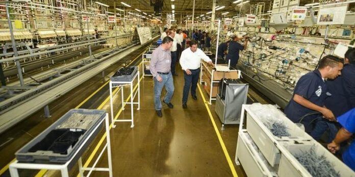 El alcalde recorrió la planta. El alcalde recorrió la planta.