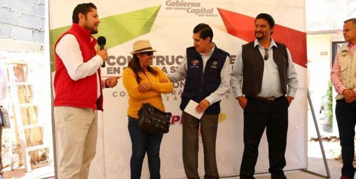 Carlos Peña con beneficiarios Carlos Peña con beneficiarios