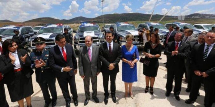 Alonso con autoridades y vehículos afuera del Palacio de Convenciones Alonso con autoridades y vehículos afuera del Palacio de Convenciones