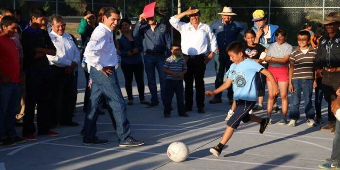 Carlos Peña inauguró la cancha. Carlos Peña inauguró la cancha.