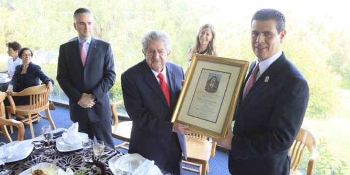 Recibió un escudo de armas de la ciudad.