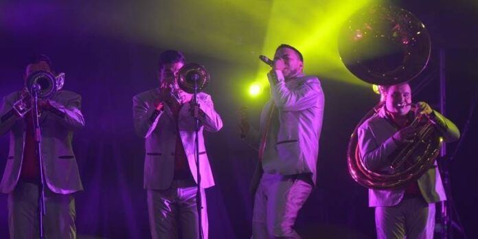 La Original Banda El Limón hizo bailar a su público. La Original Banda El Limón hizo bailar a su público.