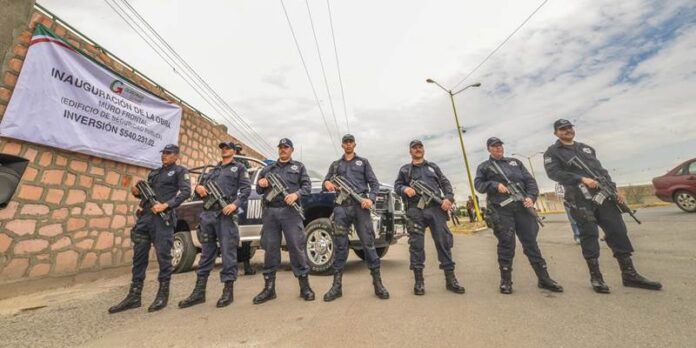 Policías municipales junto a la obra Policías municipales junto a la obra