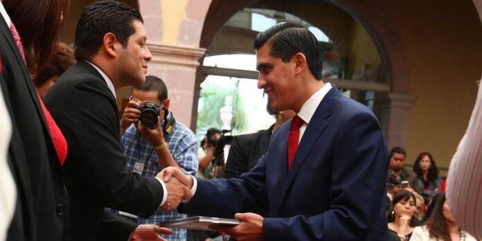 Alcalde entrega su informe a Xerardo Ramírez Alcalde entrega su informe a Xerardo Ramírez