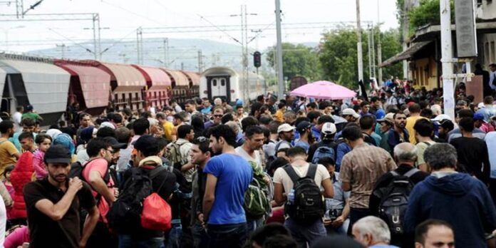 Miles de refugiados llegan a Europa. Miles de refugiados llegan a Europa.