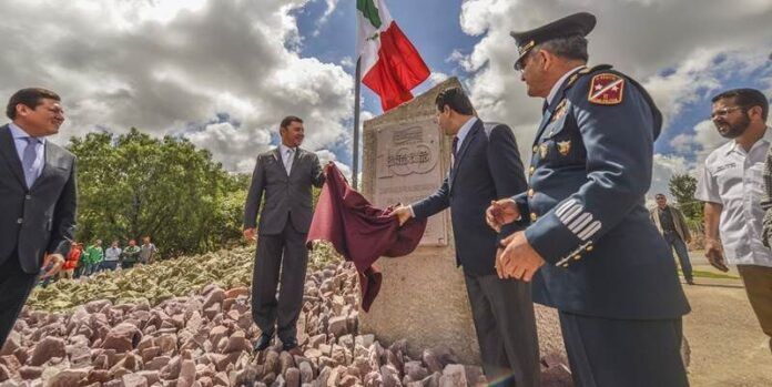 Gobernador y alcalde develan la placa Gobernador y alcalde develan la placa