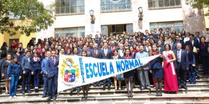 Foto oficial afuera del edificio Foto oficial afuera del edificio
