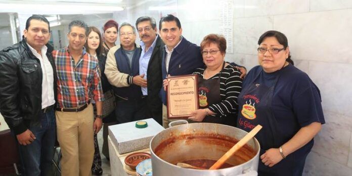 Alcalde entrega reconocimiento sorpresa Alcalde entrega reconocimiento sorpresa