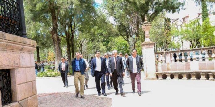 El gobernador estuvo acompañado por funcionarios. El gobernador estuvo acompañado por funcionarios.