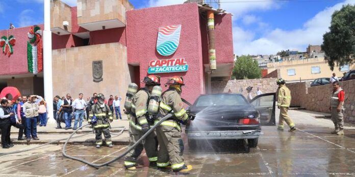 Bomberos atienden la supuesta emergencia Bomberos atienden la supuesta emergencia