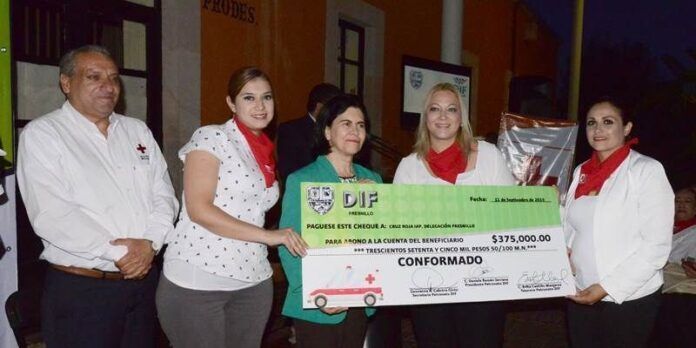 Autoridades con el cheque simbólico Autoridades con el cheque simbólico