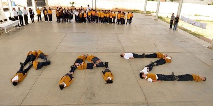 Niños participan en actividades por la paz.