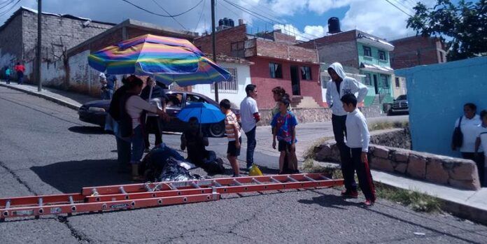 Vecinos acompañan al herido mientras llegan los paramédicos Vecinos acompañan al herido mientras llegan los paramédicos