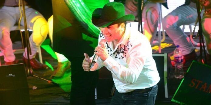 Julión Álvarez conquistó a sus fans. Julión Álvarez conquistó a sus fans.
