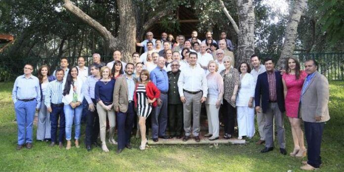 Miguel Alonso con integrantes del club Miguel Alonso con integrantes del club