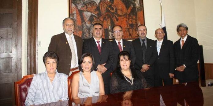 Autoridades universitarias dan la bienvenida