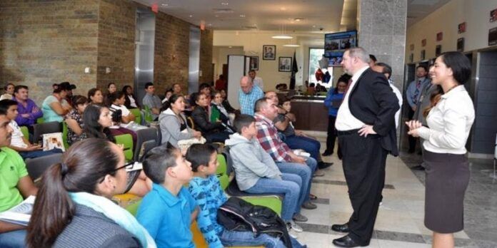 Decenas de niños recibieron su pasaporte. Decenas de niños recibieron su pasaporte.