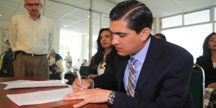 Carlos Peña firmó el convenio. Carlos Peña firmó el convenio.
