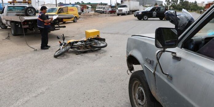 La motocicleta quedó tirado sobre la cinta asfáltica. La motocicleta quedó tirado sobre la cinta asfáltica.