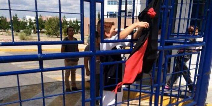 Retiran bandera rojinegra Retiran bandera rojinegra