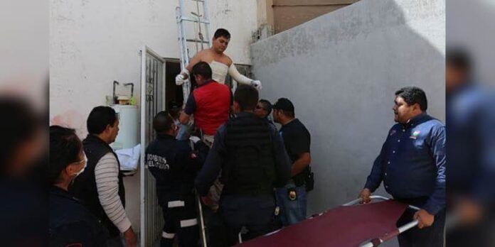 Realizan maniobras con cuerdas para bajarlo Realizan maniobras con cuerdas para bajarlo