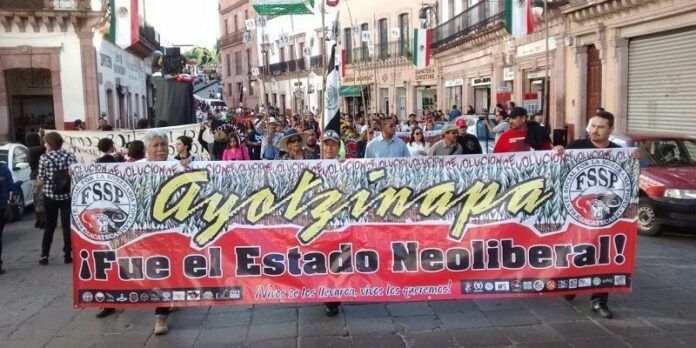 Marcharon maestros, estudiantes y ciudadanos en general Marcharon maestros, estudiantes y ciudadanos en general