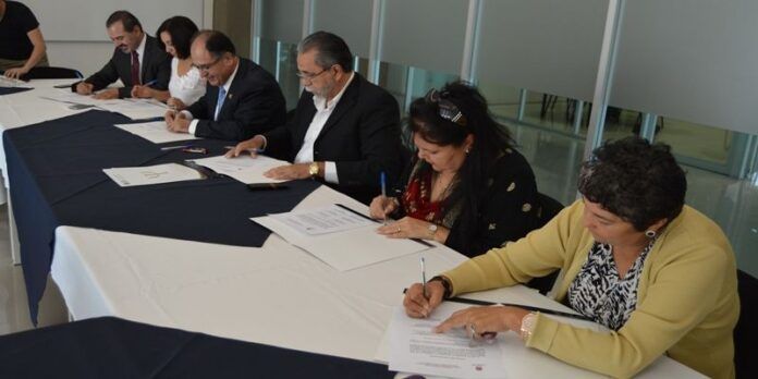 Evaluadores firmaron acreditación. Evaluadores firmaron acreditación.