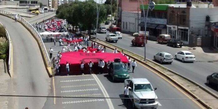 Marchan por el bulevar. Marchan por el bulevar.