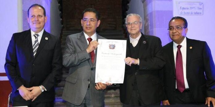 Funcionarios capitalinos entregan los títulos Funcionarios capitalinos entregan los títulos