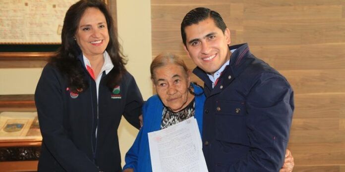 Doña Panchita recibió las escrituras de su casa. Doña Panchita recibió las escrituras de su casa.