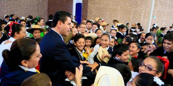 Gobernador con alumnos del instituto Gobernador con alumnos del instituto