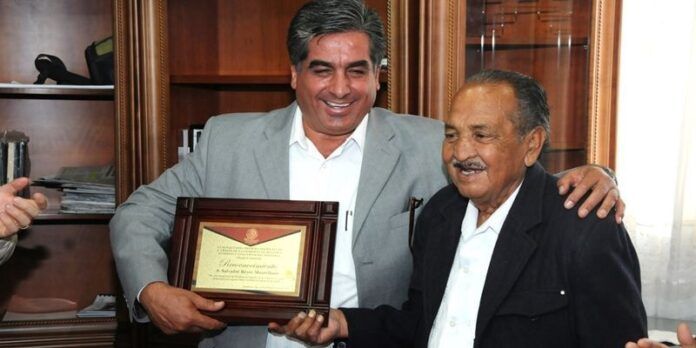 Salvador Reyes recibió su reconocimiento